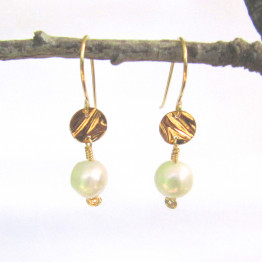 Pearl and 14K Gold Filled Circle Hanging Earring. White Pearl and Gold Earrings. Bridal Earrings. Valentine's Day Gift for Her